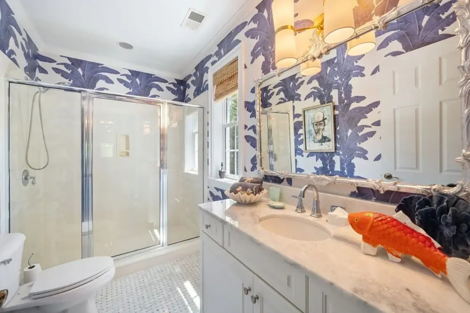 4 bedroom, 4.5 bath overlooking the pond, private pool! The White House 4 Home