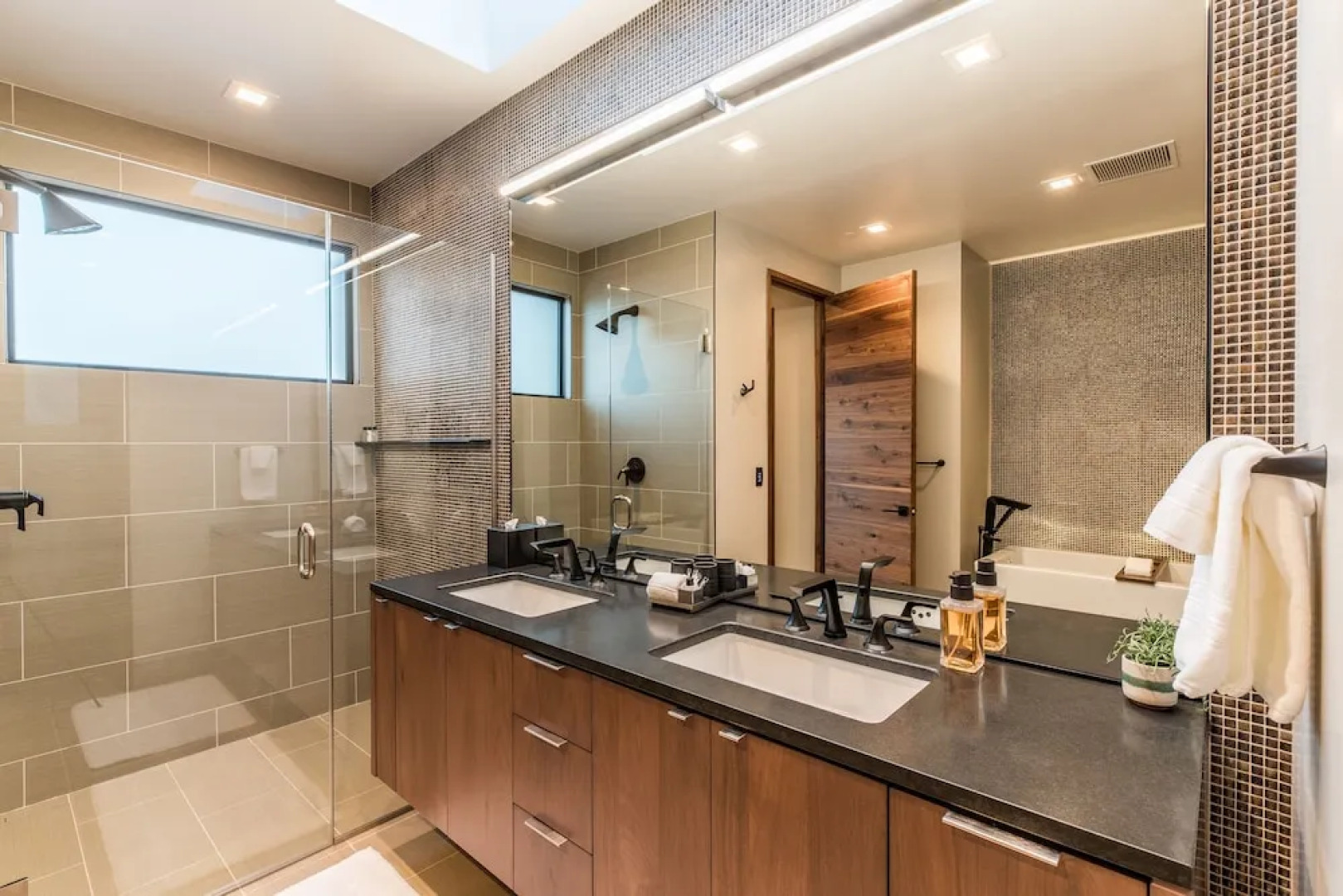 Luxury Service 3 King Suites & Pool – Sleeps 8 – Daily HK home