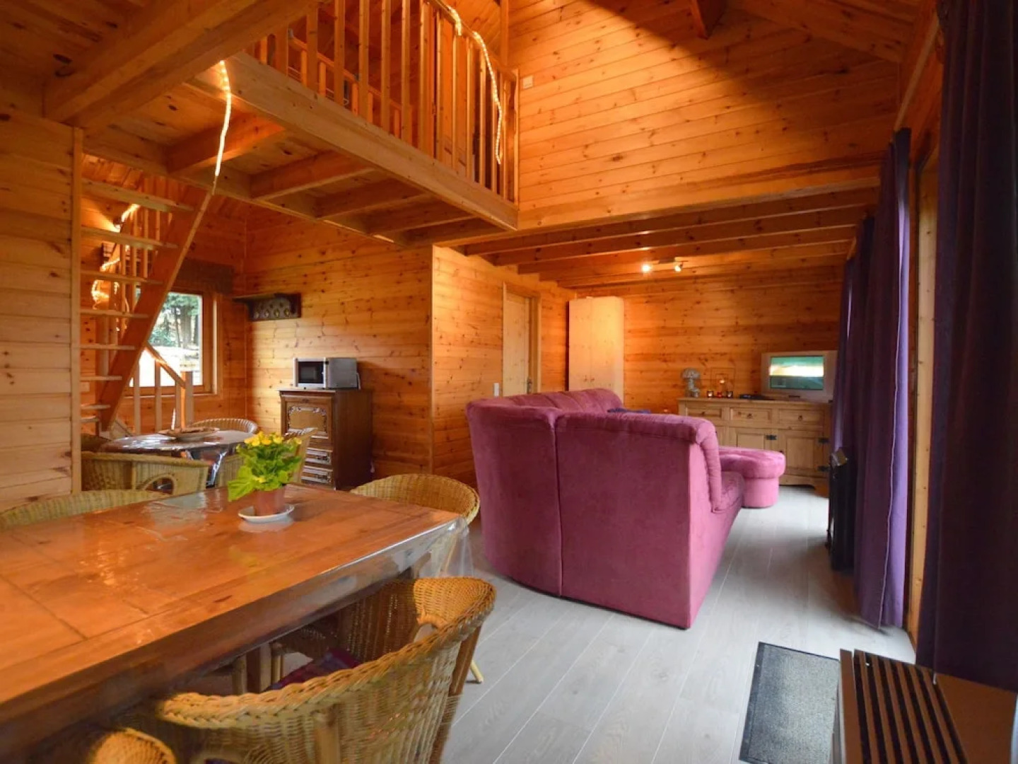 Chalet With Sauna, Fenced Garden and Beautiful Views near Dinant