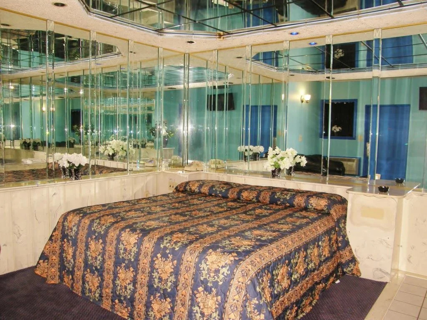 Gallery Holiday Motel