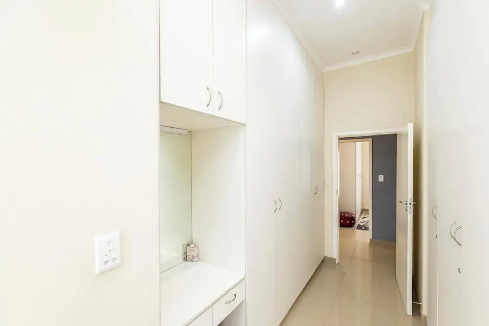 Modern Executive Unit