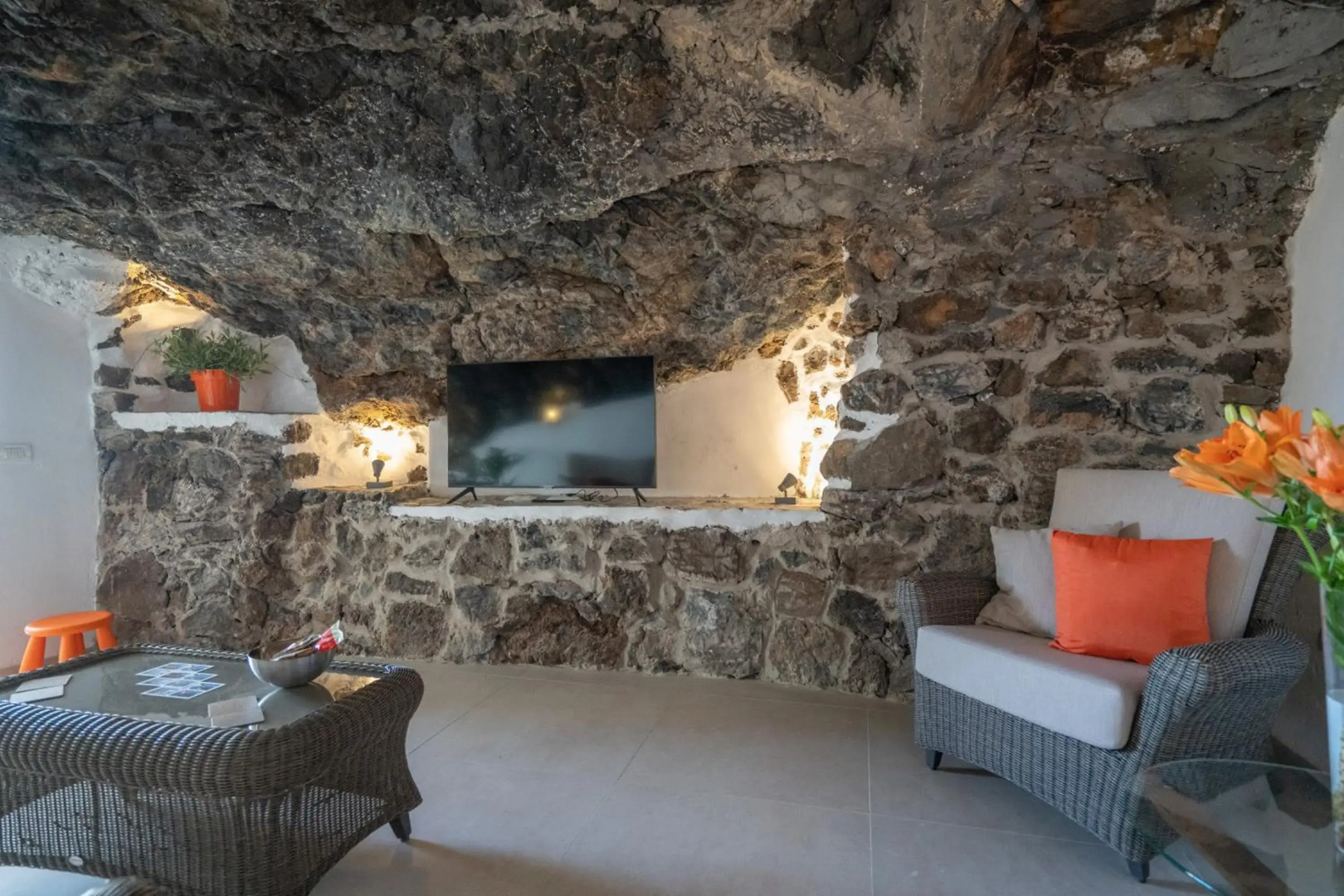 Spectacular Cave with two large terraces (70m2) by the sea