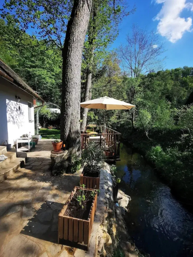 Sunny Wooden House on Creek, 30 Minutes Prague