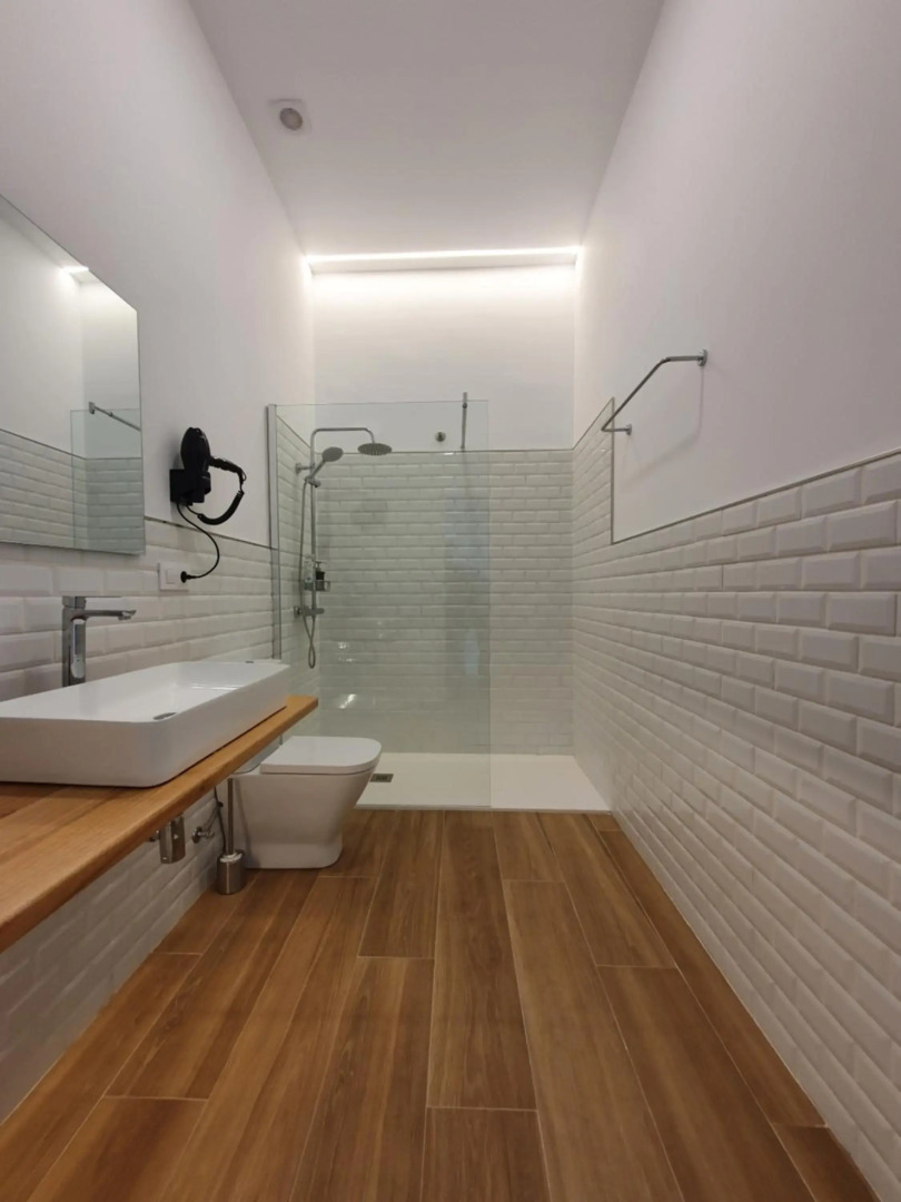 REDONDELA APARTMENTS - Bedroom, Bathroom & Kitchen