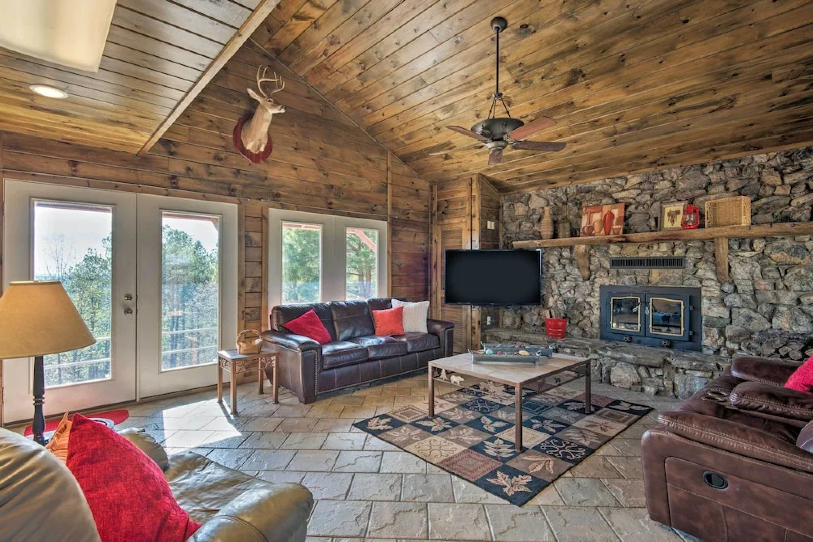 Broken Bow Mountaintop Home w/ Hot Tub!