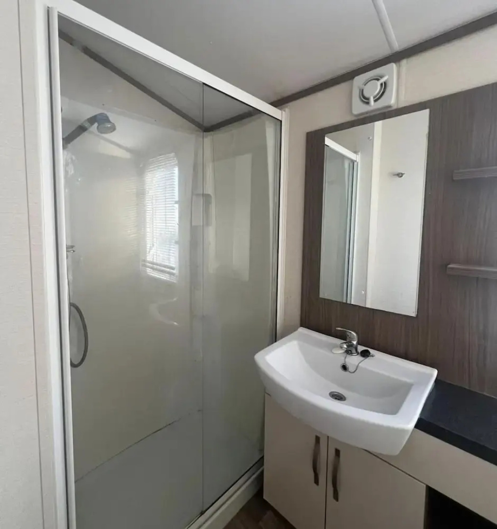 2 bed Platinum-sleeps 6-decking-free Parking