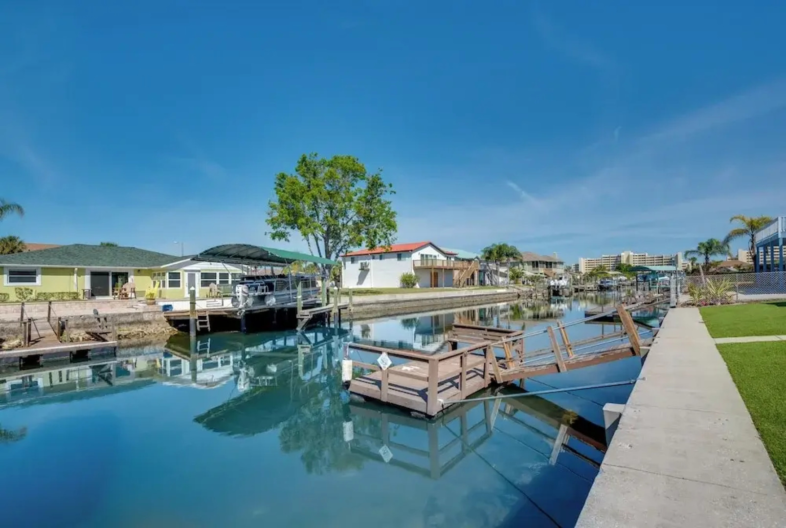 Canal & Gulf Views: Spacious Hudson Home