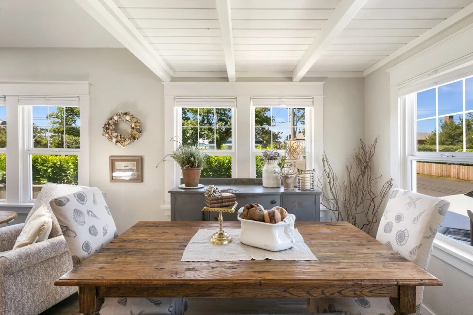 Red Door Cottage by Avantstay Cute Cottage w/ Ocean Views 1 Block From Beach!