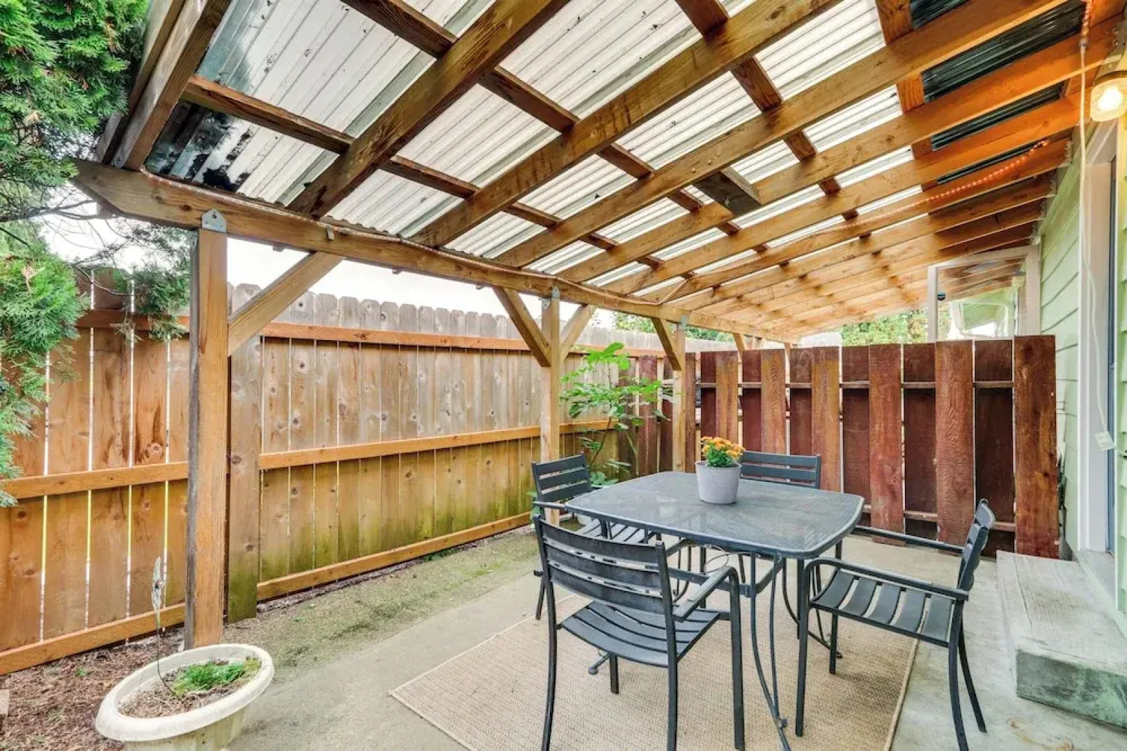 Pet-friendly Gem w/ Ping-pong Table in Oregon!