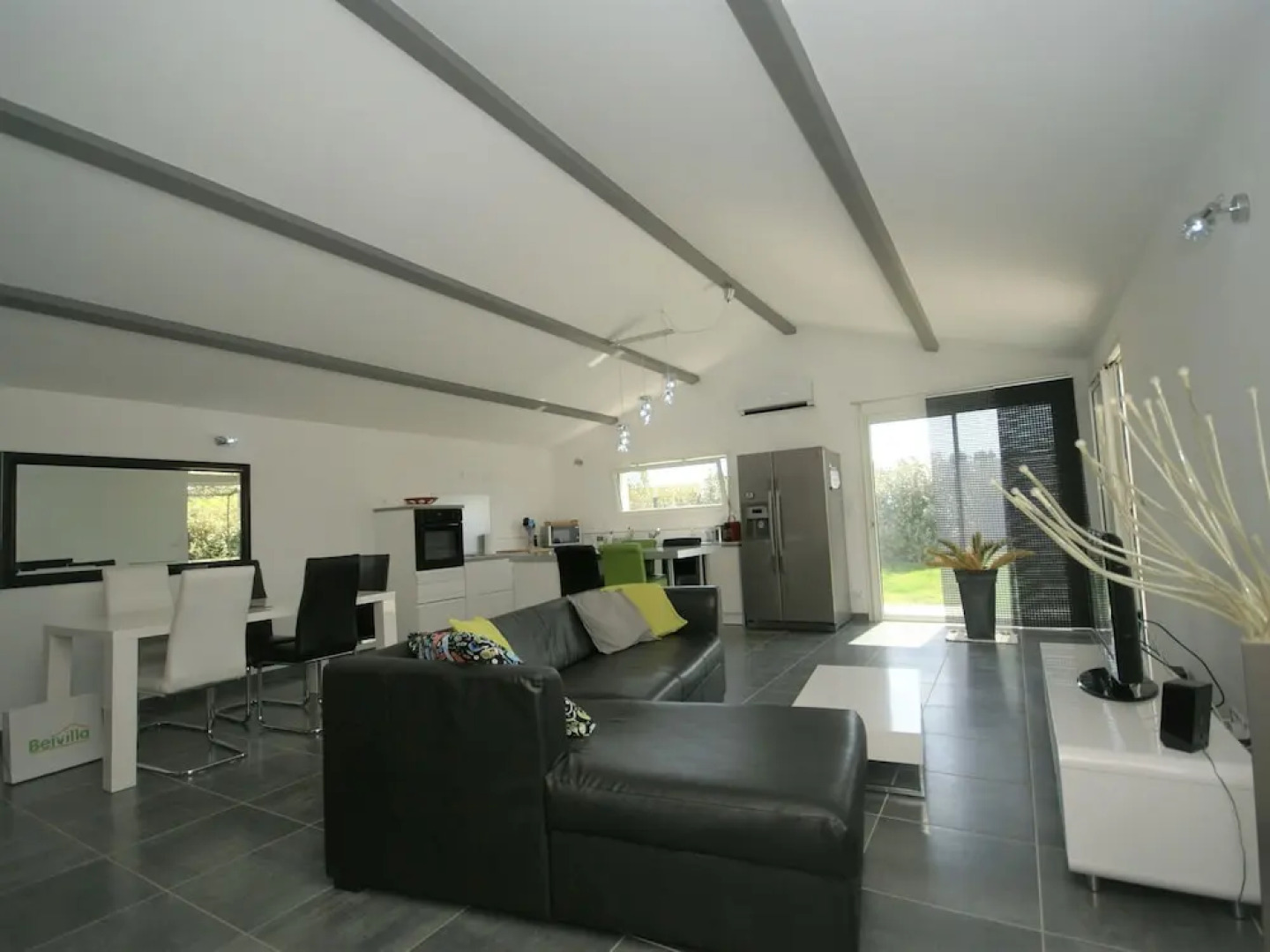Modern holiday home with private swimming pool, air conditioning and enclosed garden