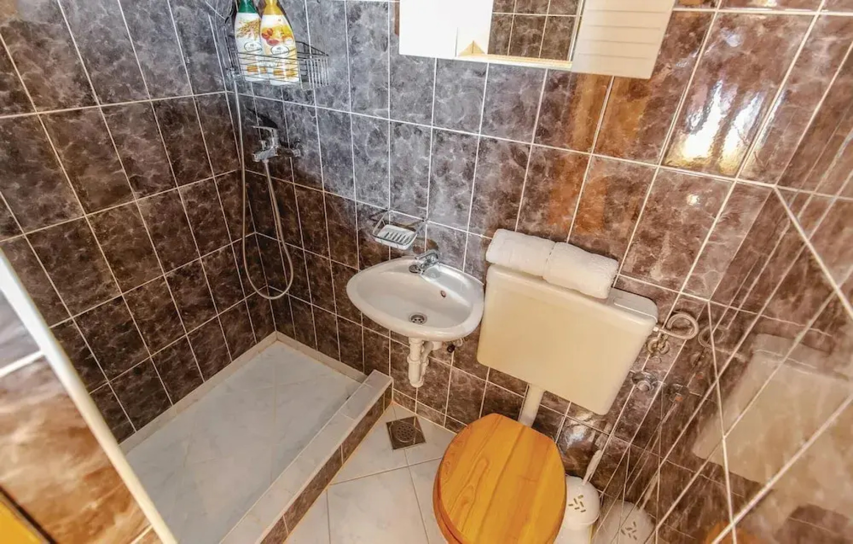 Beautiful Home in Donji Zagon With Wifi and 6 Bedrooms