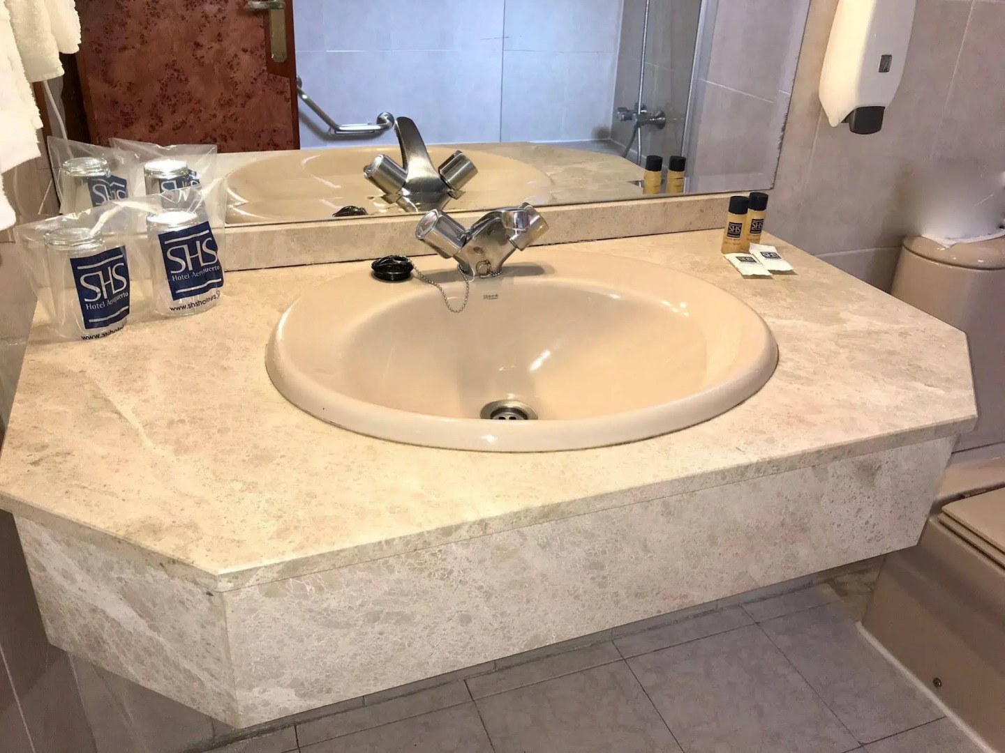 AP Hotel and Parking