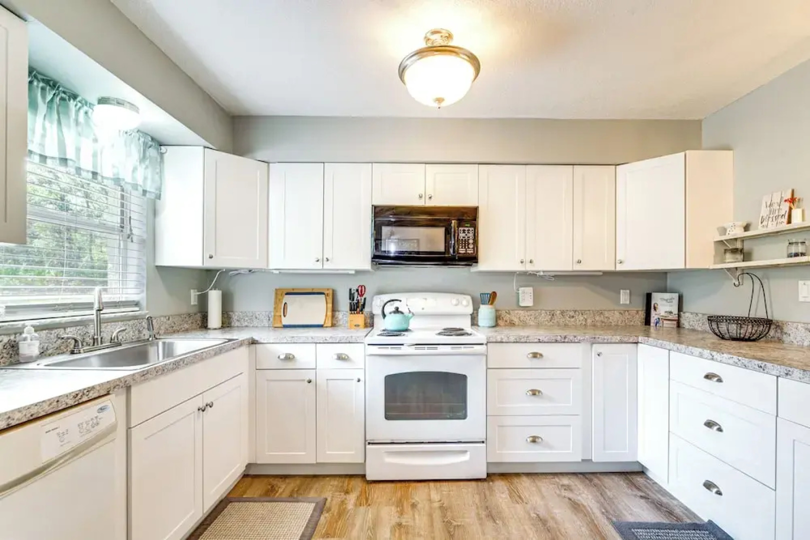 Home 7 Mi to Three Sisters & Hunter Springs