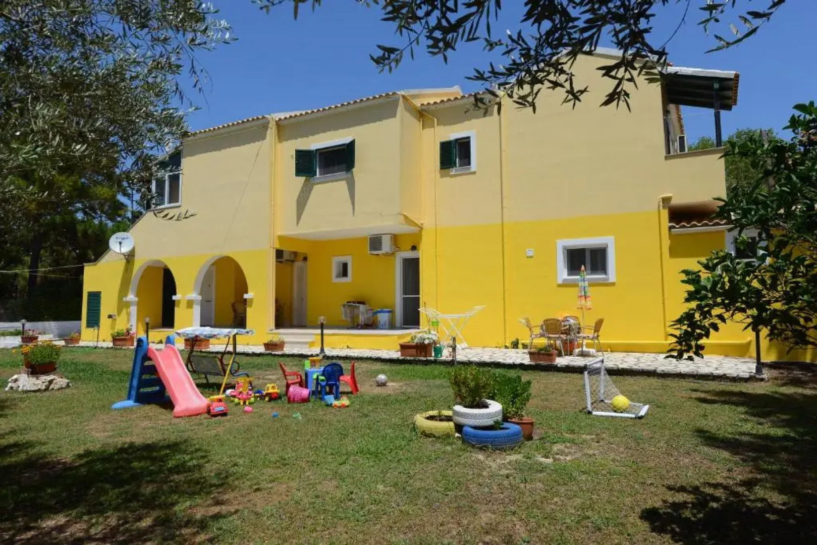 Roula's Studios & Apartment