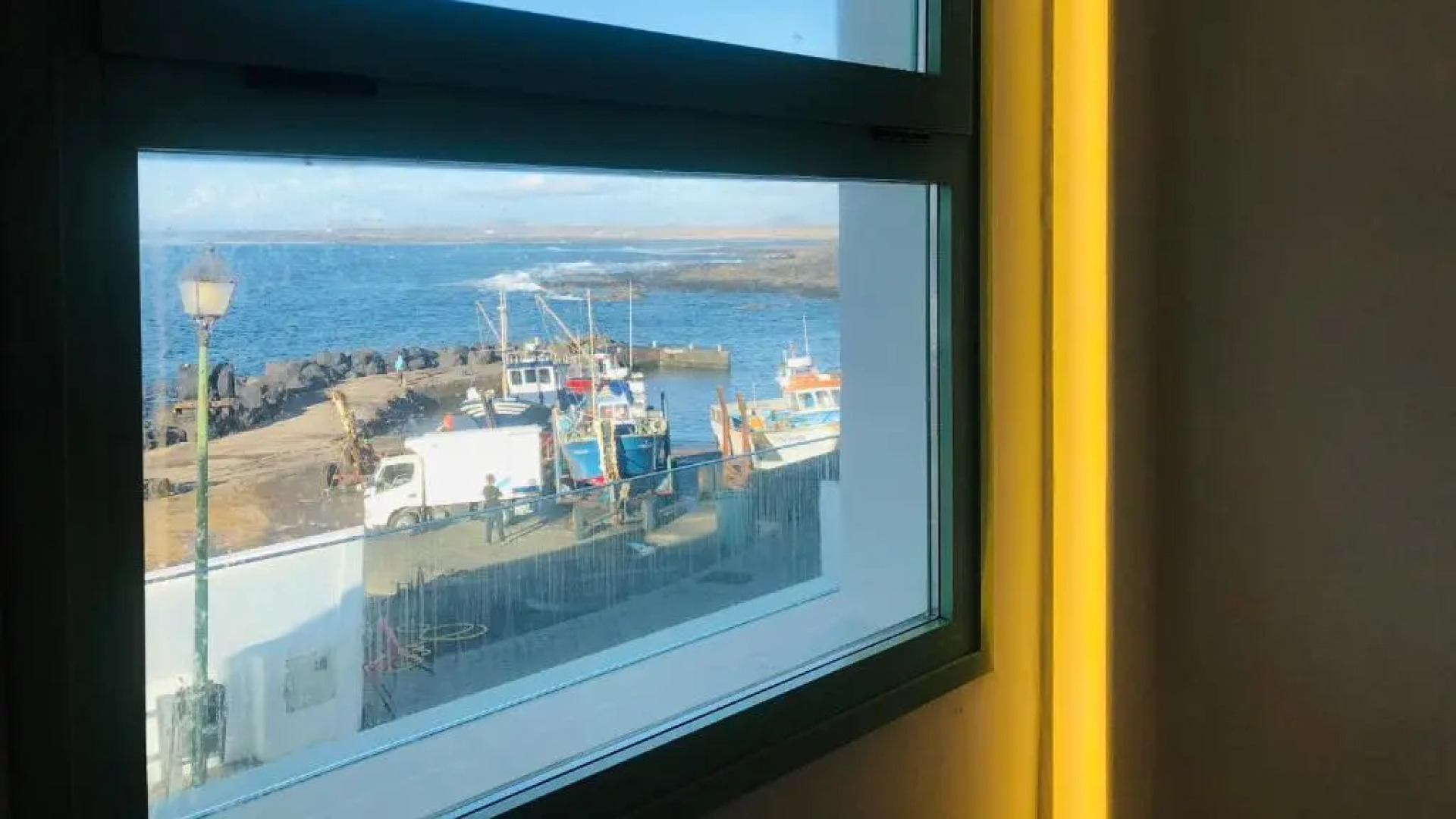 CASA ANCLADA en LA SANTA- 4 Apartamentos frente al mar- 1ª linea solarium barbacoa