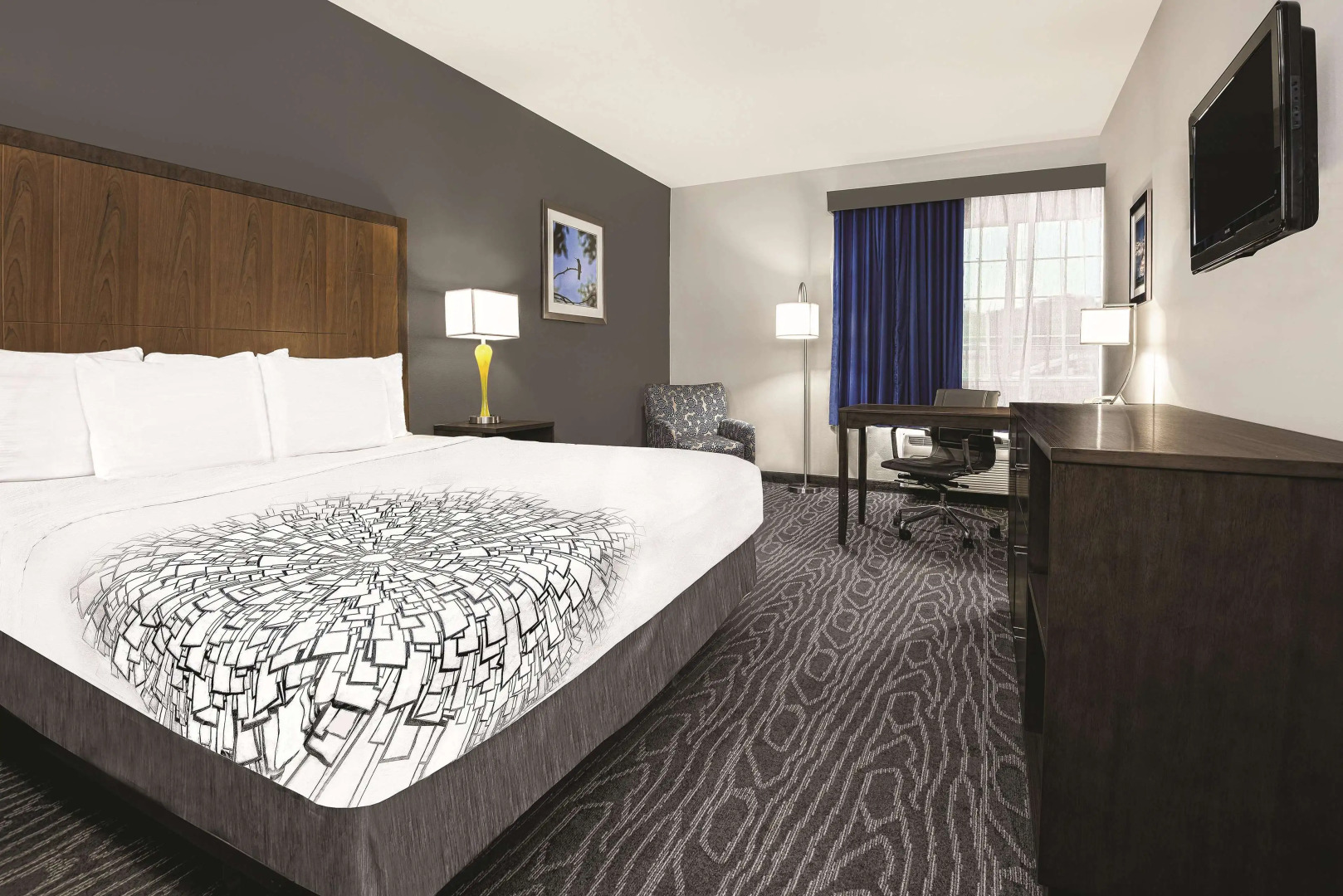 La Quinta Inn & Suites by Wyndham Mercedes Outlet Mall