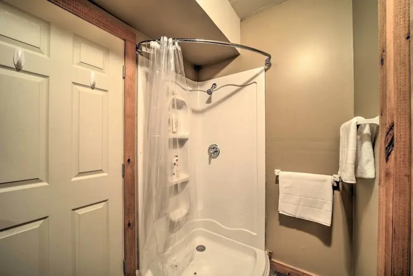 Decks & Mountain Views: Waynesville Getaway!