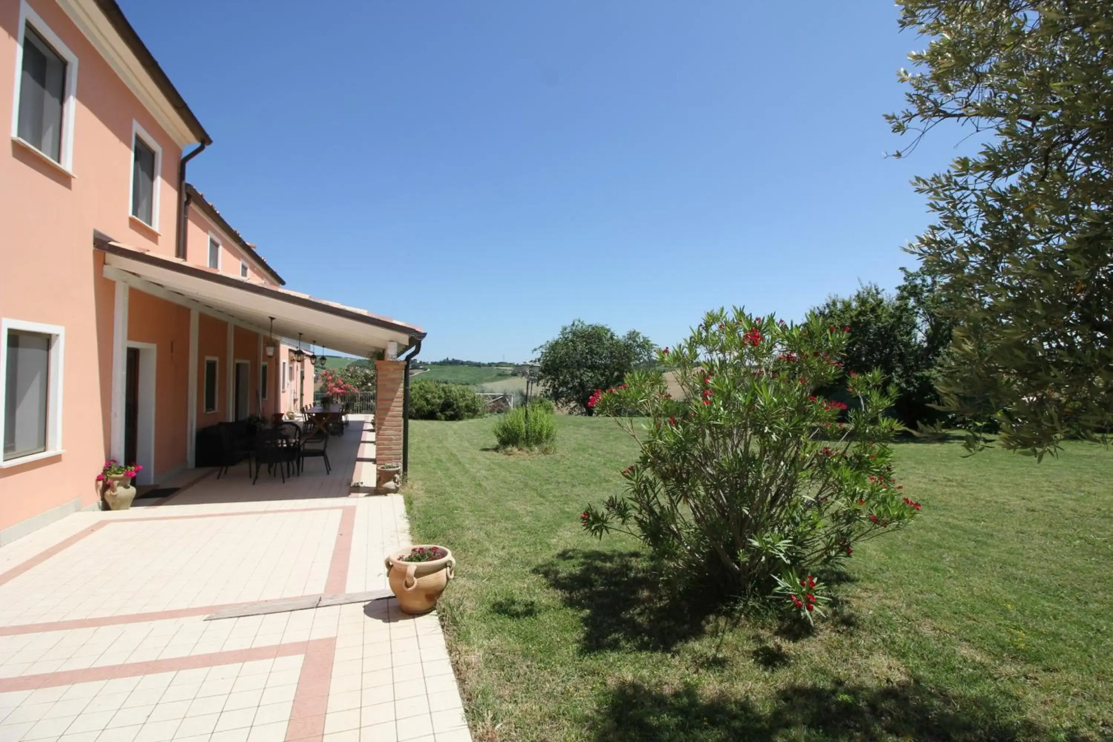 Villa Diana, Marche - intera struttura con piscina