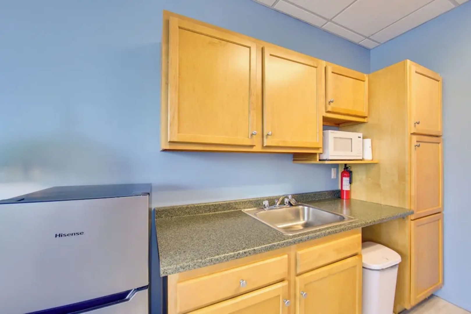 Conference Center & Pond: New Kensington Apartment