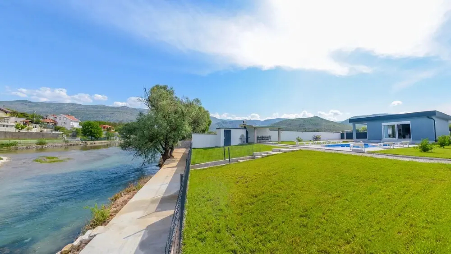 Sweet Retreat-Buna Riverside with pool