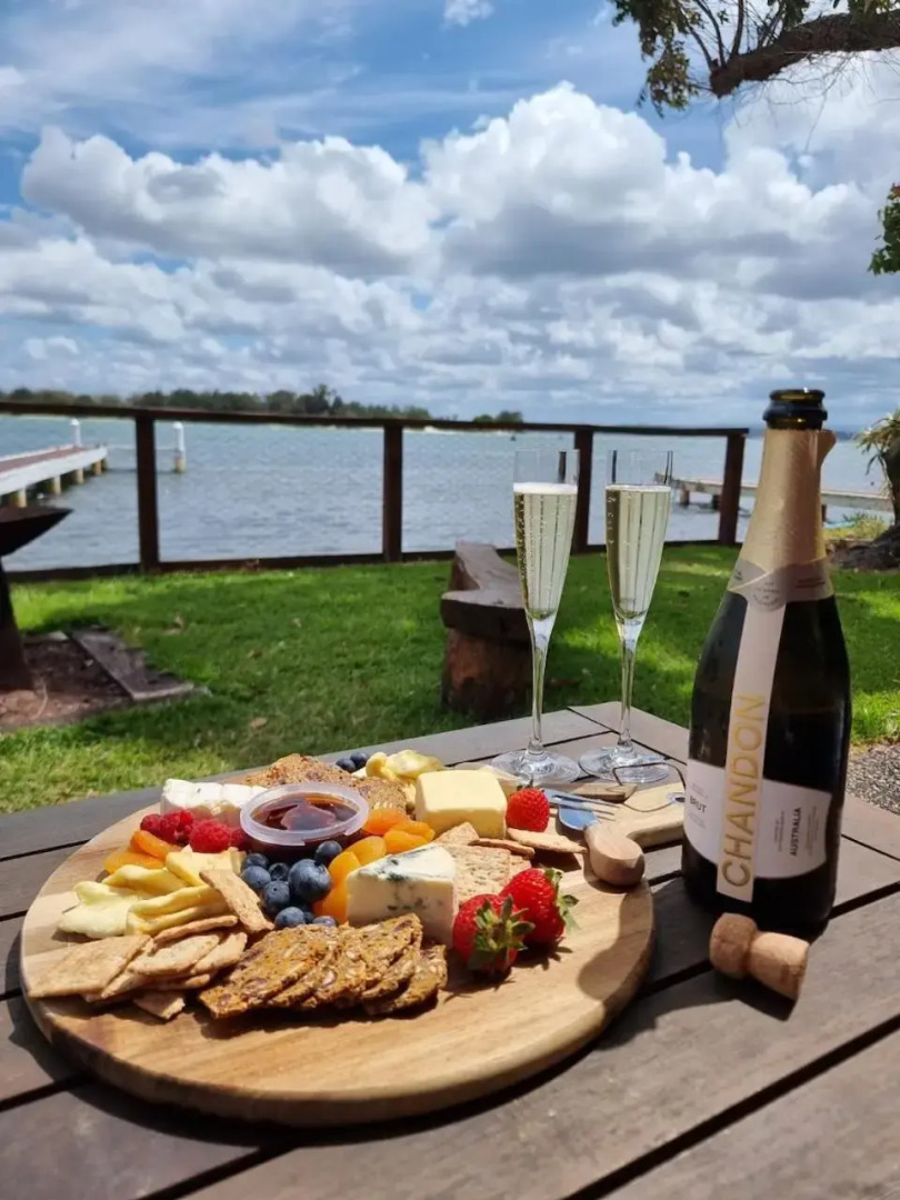 Serenity by the Lake - Romantic Waterfront Couple's Getaway