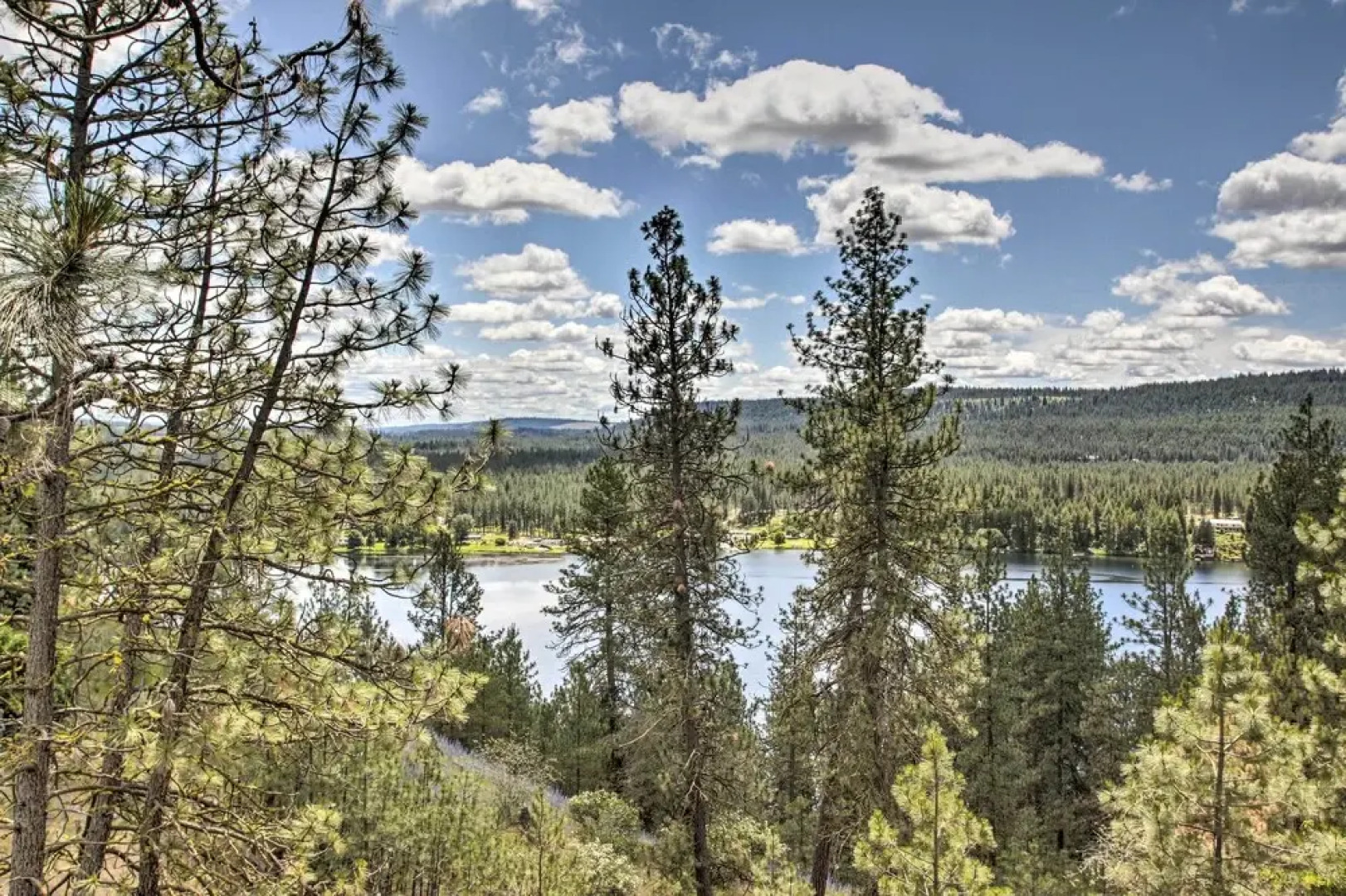 Nine Mile Falls Hideaway: Scenic Retreat on River