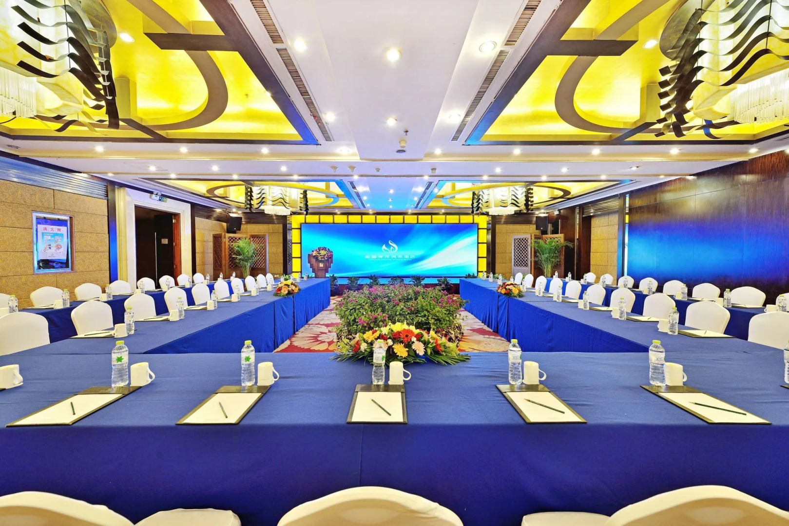 Luxemon Xinjiang Hongfu Hotel