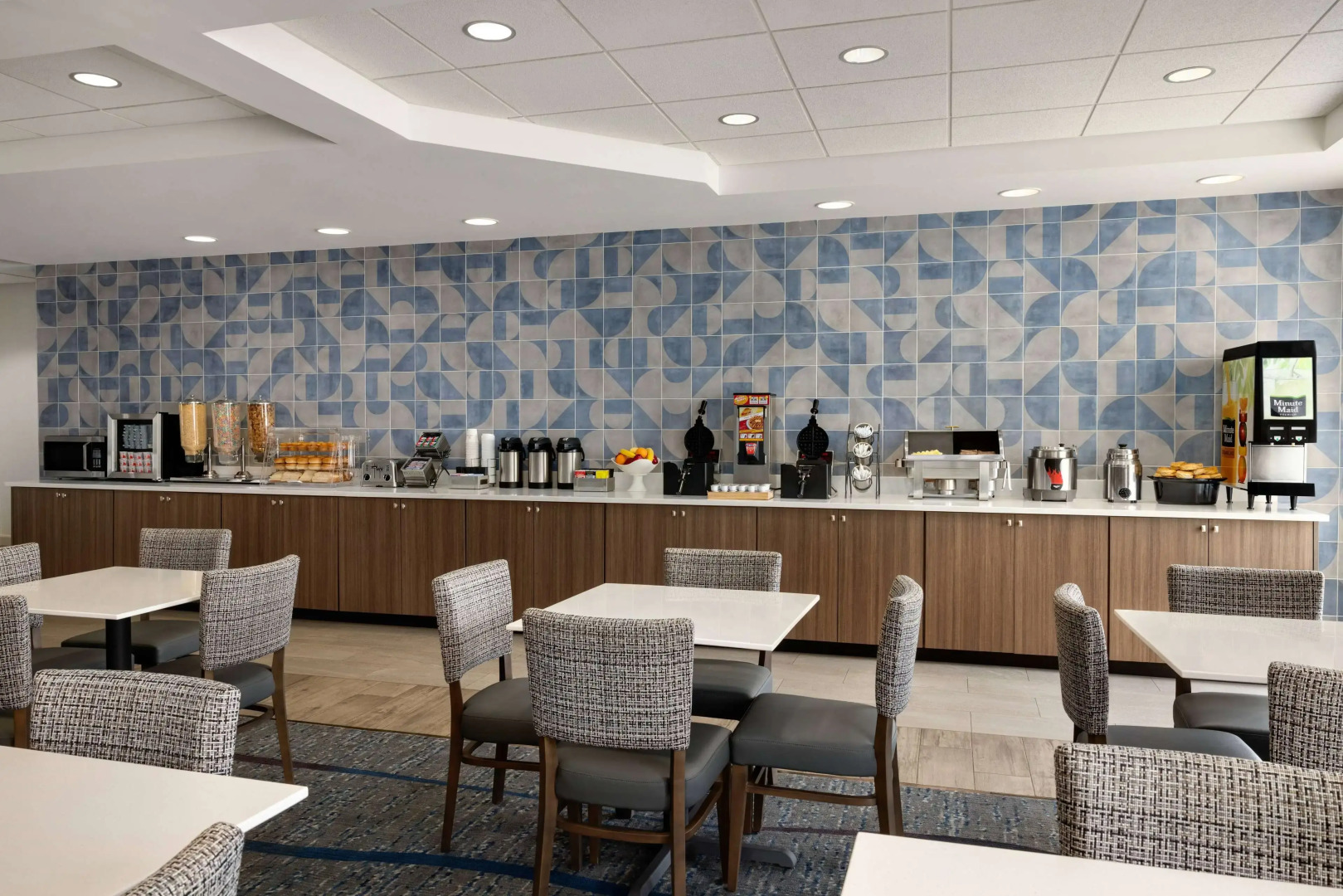 La Quinta Inn & Suites by Wyndham Springfield Airport Plaza