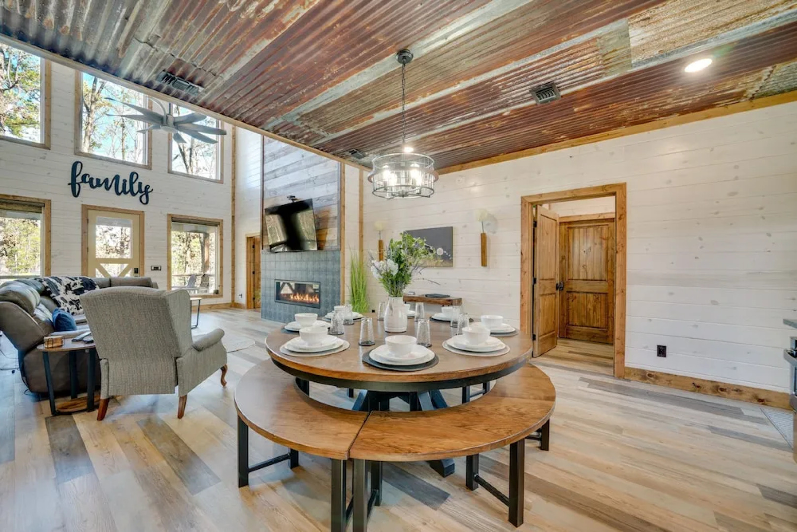 Broken Bow Cabin w/ Hot Tub, Pool Table & Fire Pit