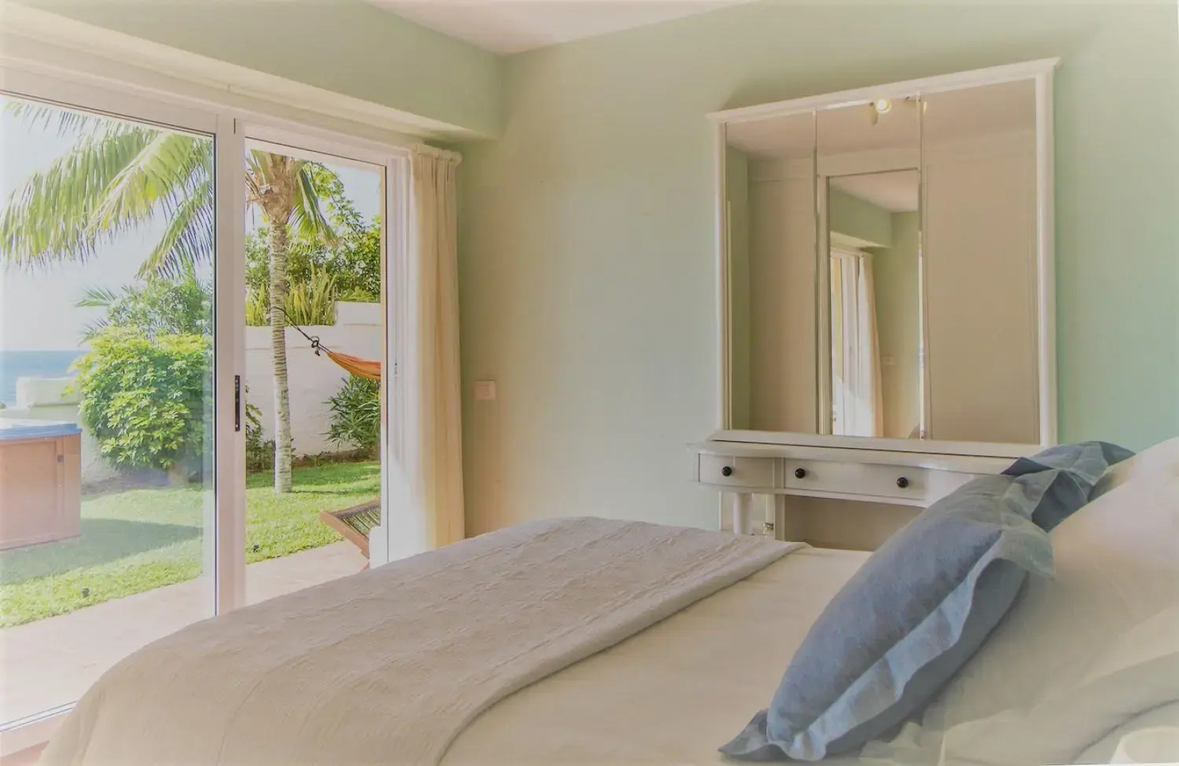 Villa in protected space in front of the sea