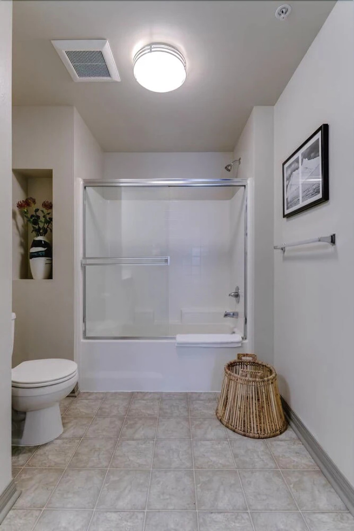 One Bed/1Bath + Private Balcony WALK TO BEACH