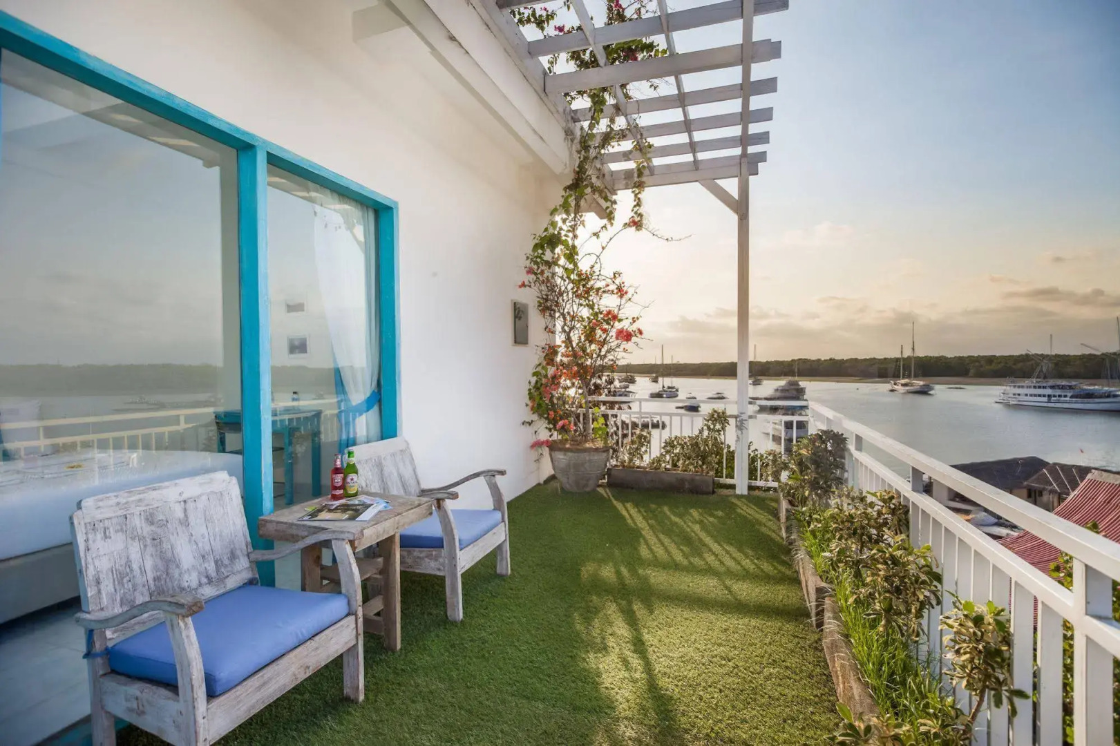 Paras Paros Marina Lodge