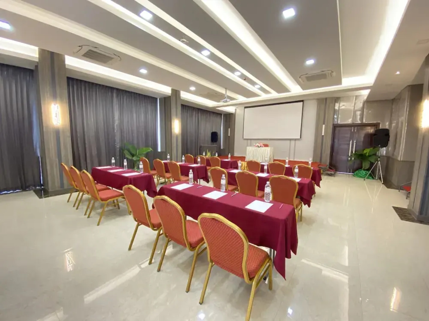 Отель Vareena Palace Hotel