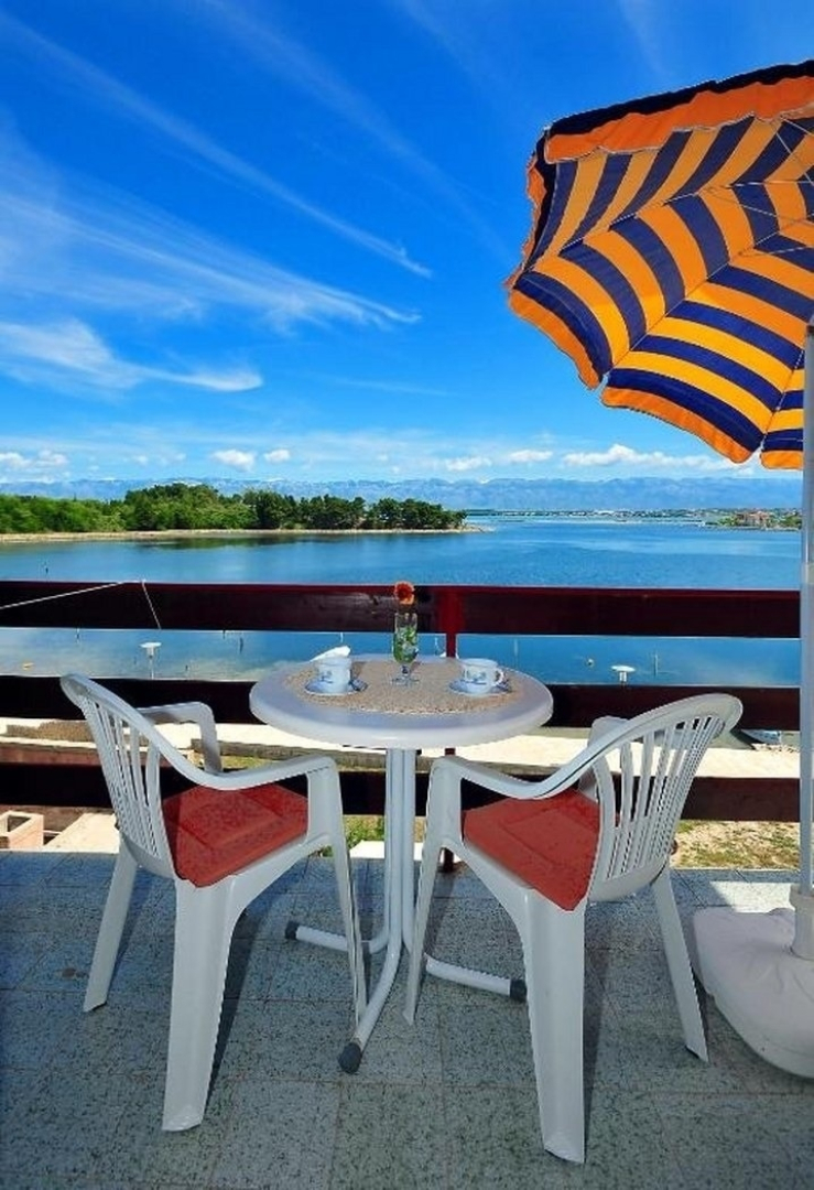 Apartment Ljilja - 10m from the sea with parking: A3 Nin, Zadar riviera