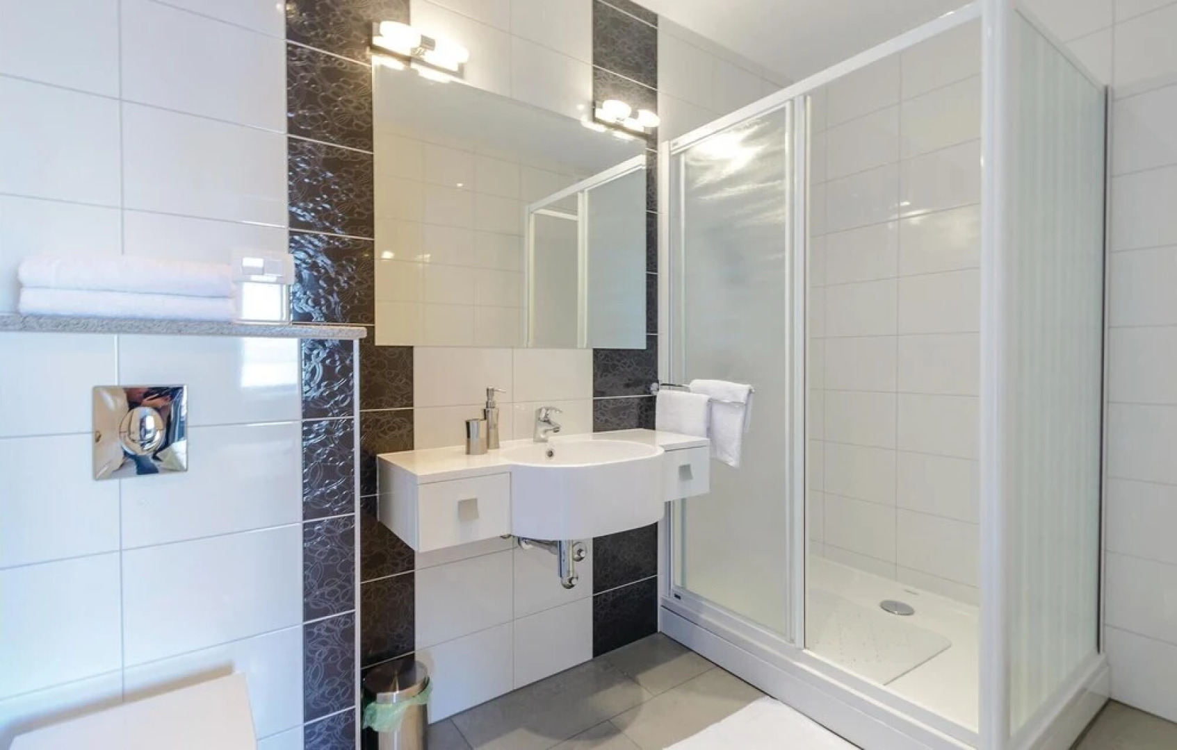 Nice Home in Sreser with Hot Tub, Sauna & WiFi