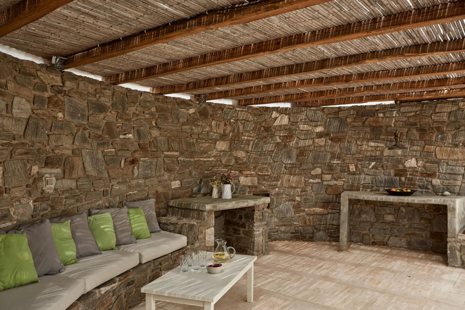 Spacious 6 bdrm Stone Villa with Pool