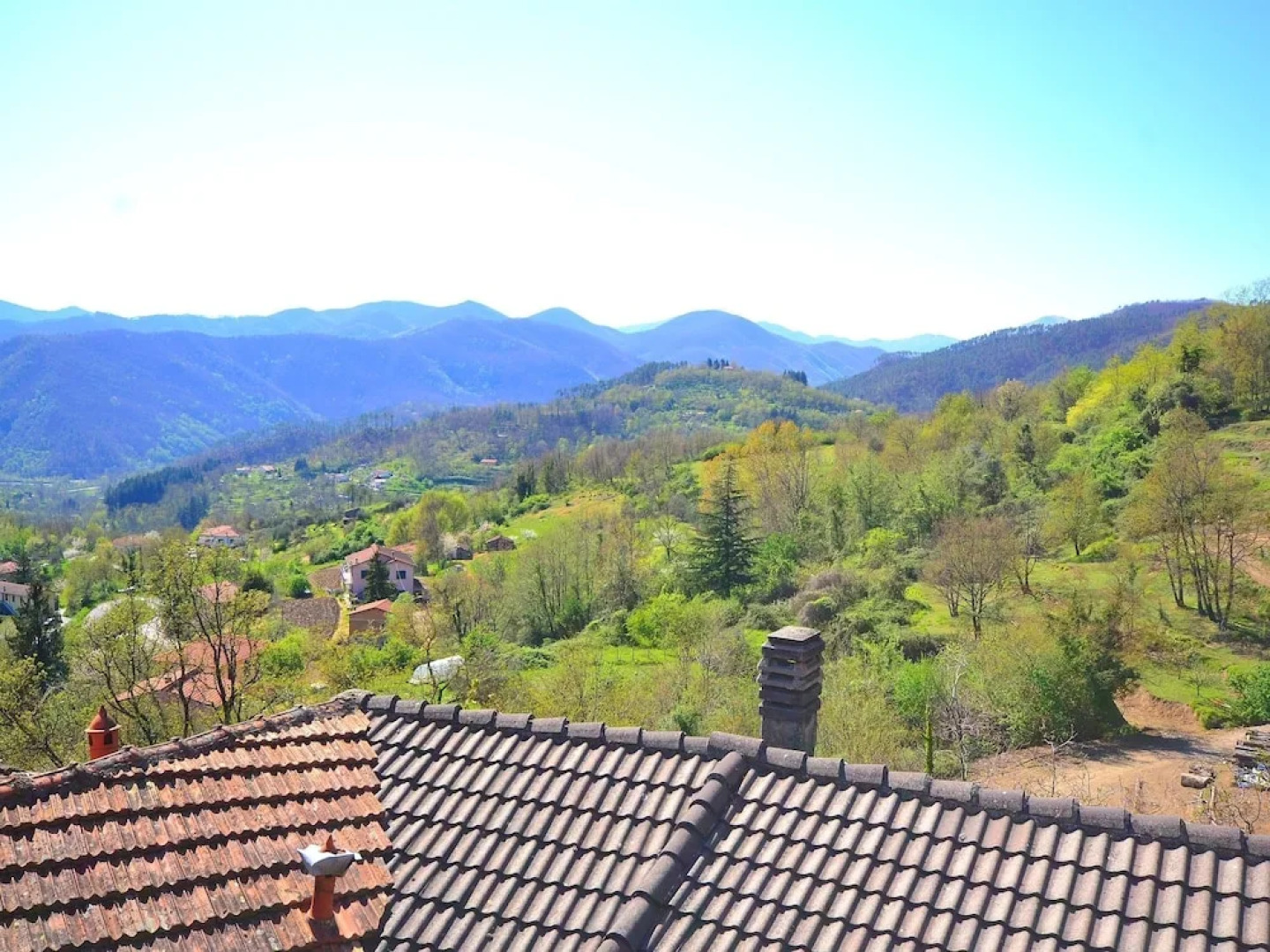 20 km from the 5 Terre, in a small town, 3-room apartment, terrace with view