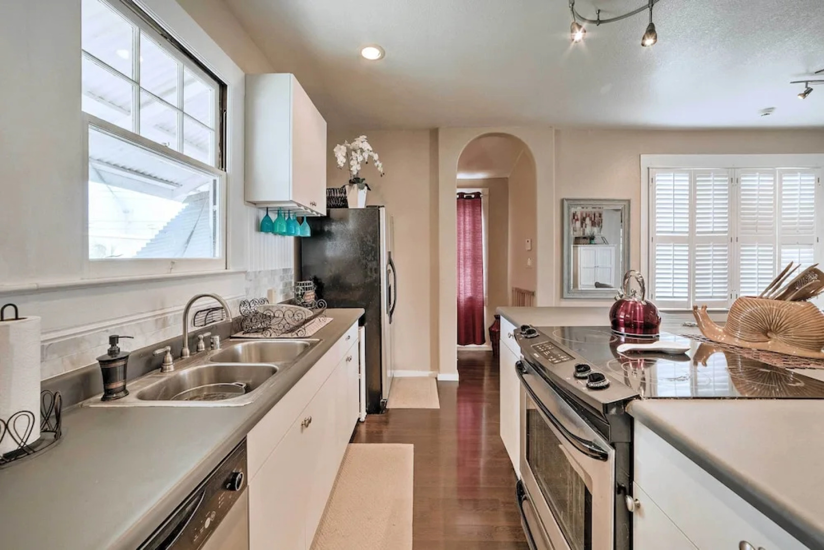 Hawaiian Hideaway w/ Yard < 2 Miles to Hilo Bay!