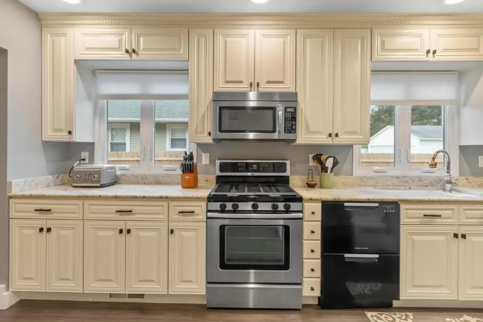 Gorgeous Downtown Bungalow, Walk Everywhere!!!