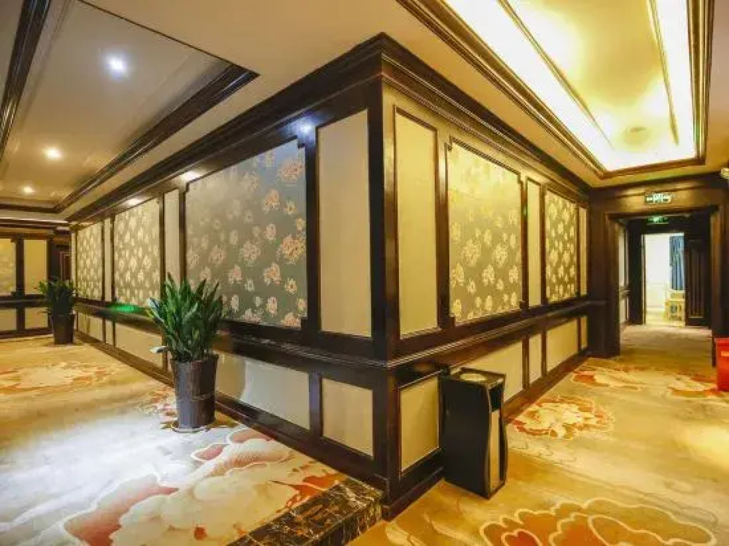 Meishan Yichuan Earl Hotel (Meishan East Railway Station Wanda Plaza)