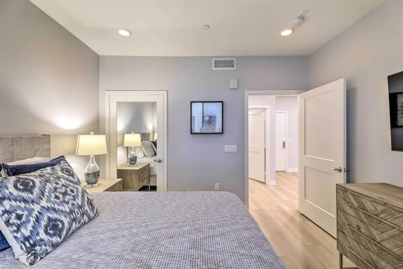 Modern Irvine Condo w/ Pool - 7 Mi to Beach!