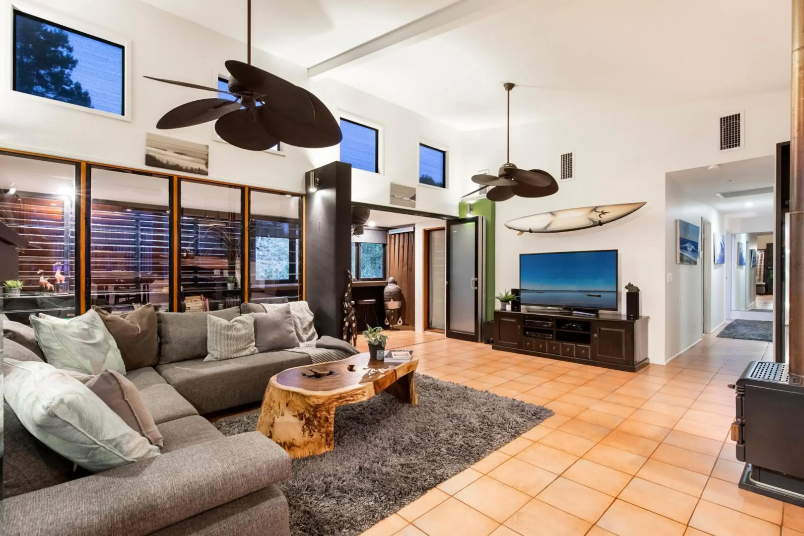 Cool Noosa Home. Central location. A/C. Gym. WIFI. Netflix
