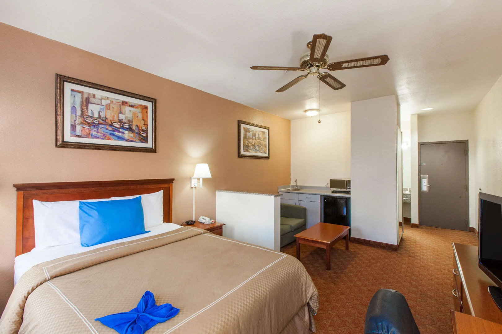 Days Inn & Suites by Wyndham Webster NASA-ClearLake-Houston