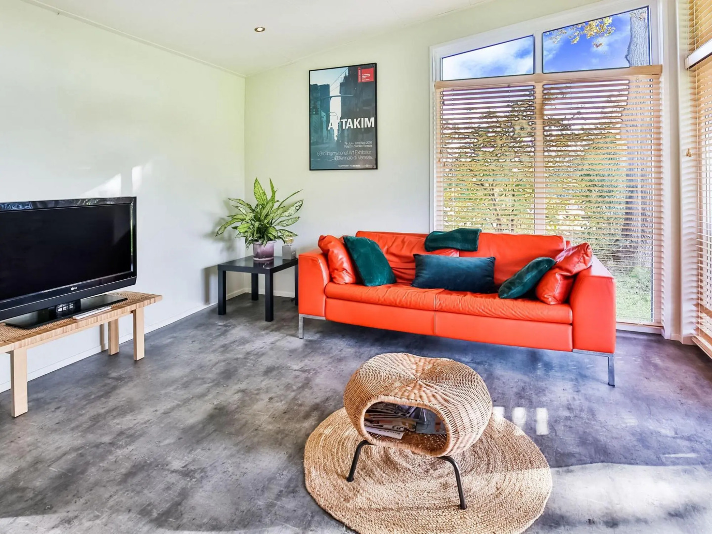 Fantastic Modern Vacation Home With Views