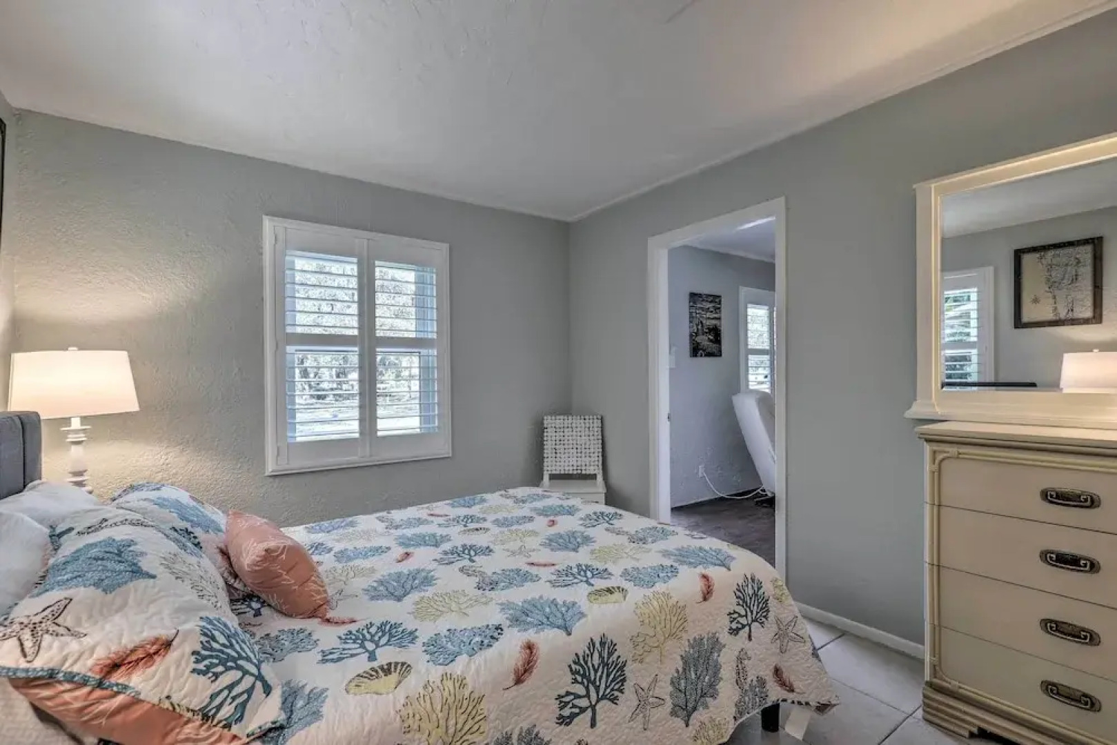 Cozy Crystal Beach Cottage: Walk to Shoreline