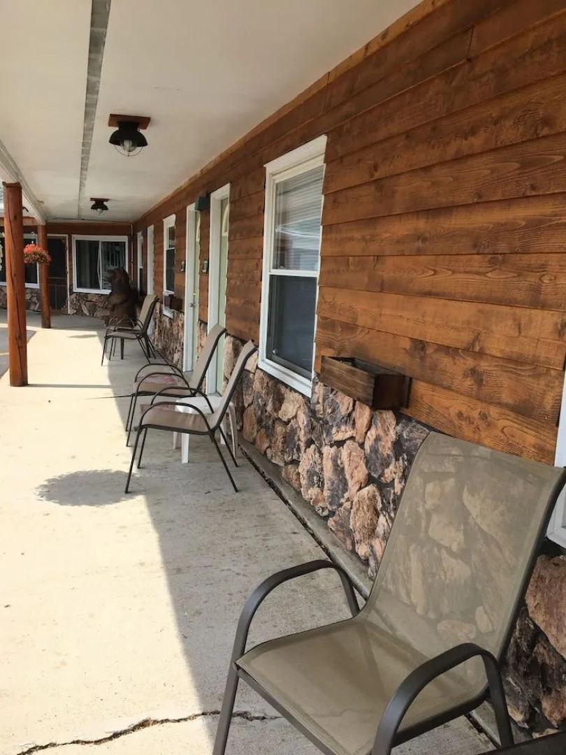 Superior Motel & Suites