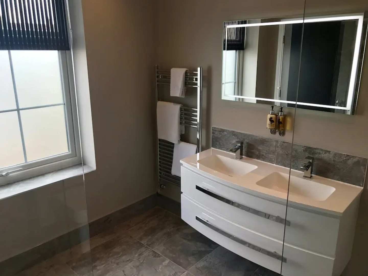 The Raven Hotel - Inn