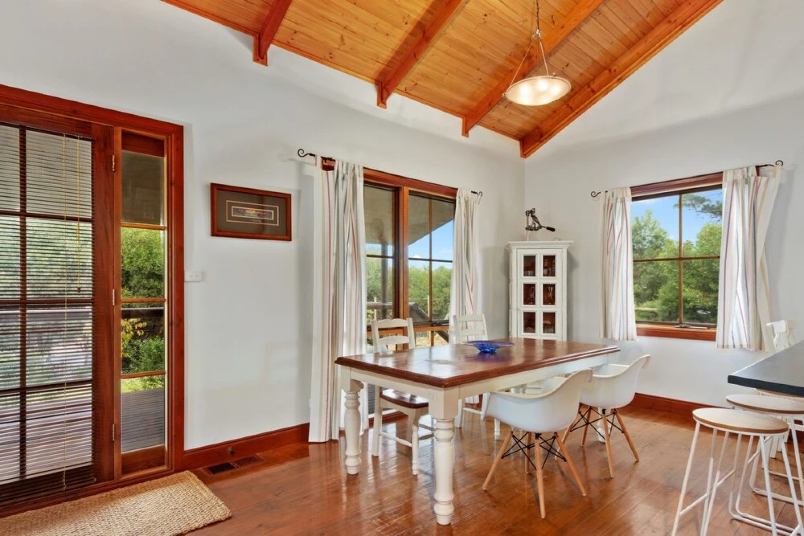 The Log Cabin - 47 Jetty Road