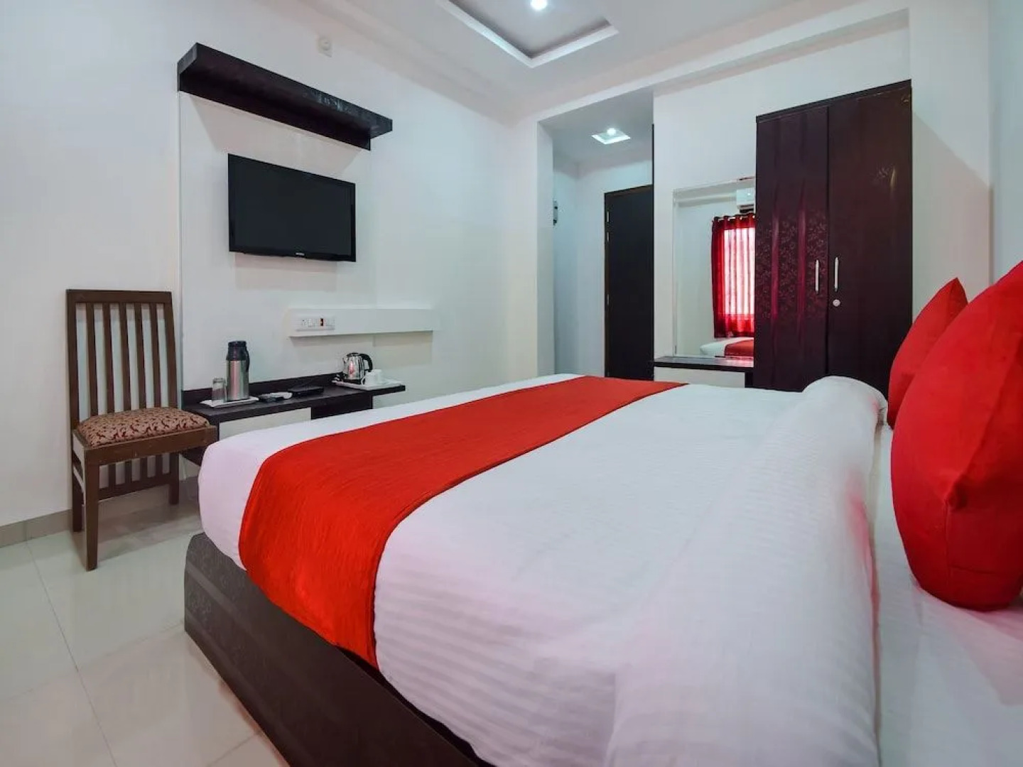 OYO 18262 Hotel White Tulip