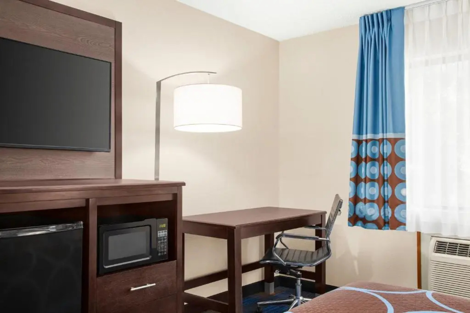 Super 8 by Wyndham Lenexa Overland Park/Mall Area